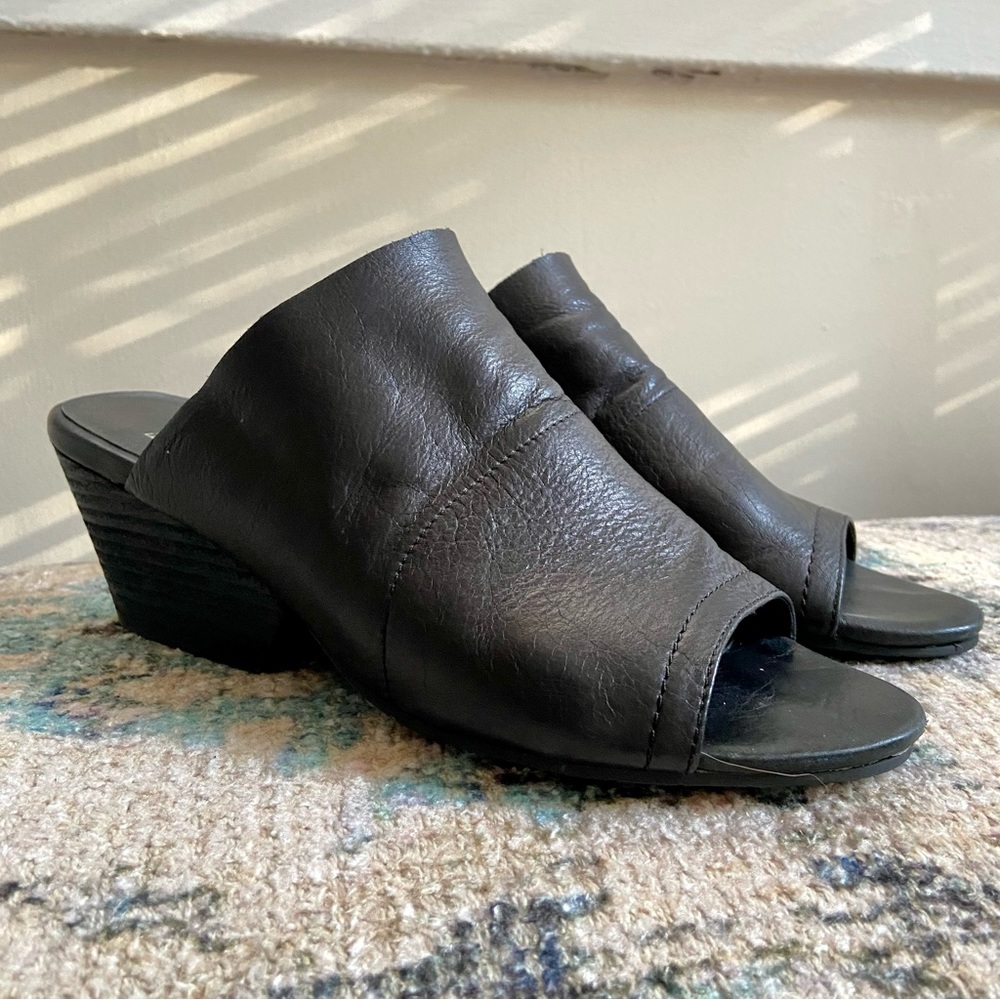 Eileen Fisher Black Leather `Juju’ Mules | size 8 | block heel